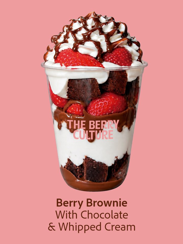 Berry Brownie: with chocolate and whipped cream